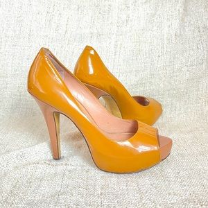 Vince Camuto tan peep toe pump patent leather 10